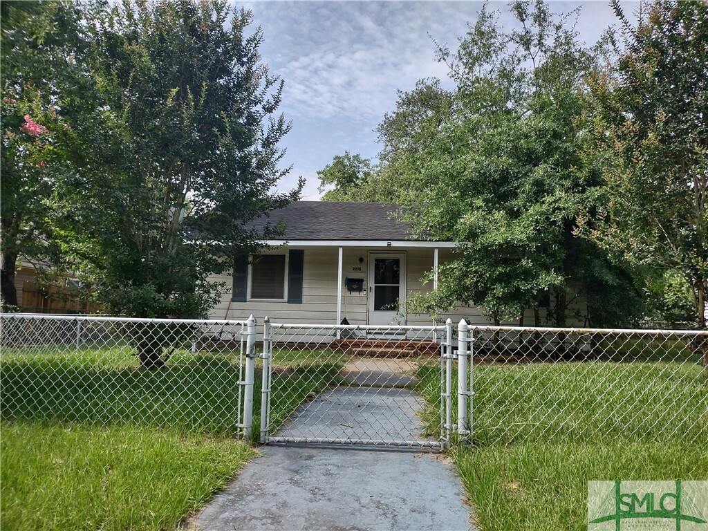 Property Photo:  2213 Hawthorne Street  GA 31404 