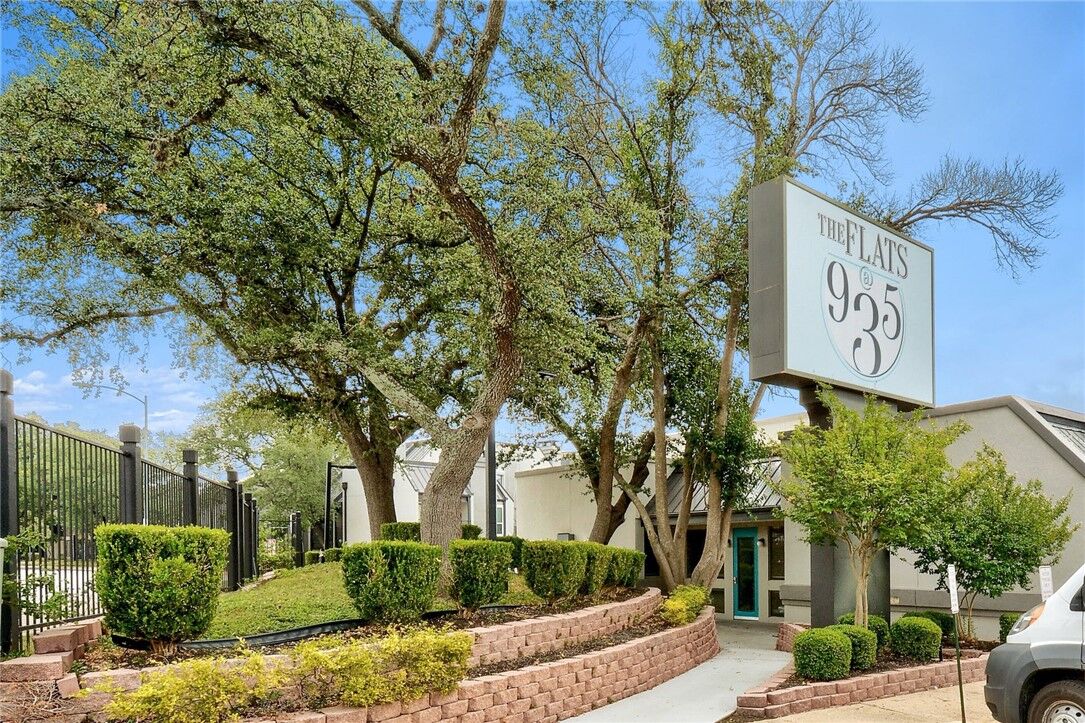 Property Photo:  935 La Posada Drive 117  TX 78752 