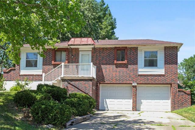 Property Photo: 2309 NW Kensington Court MO 64015