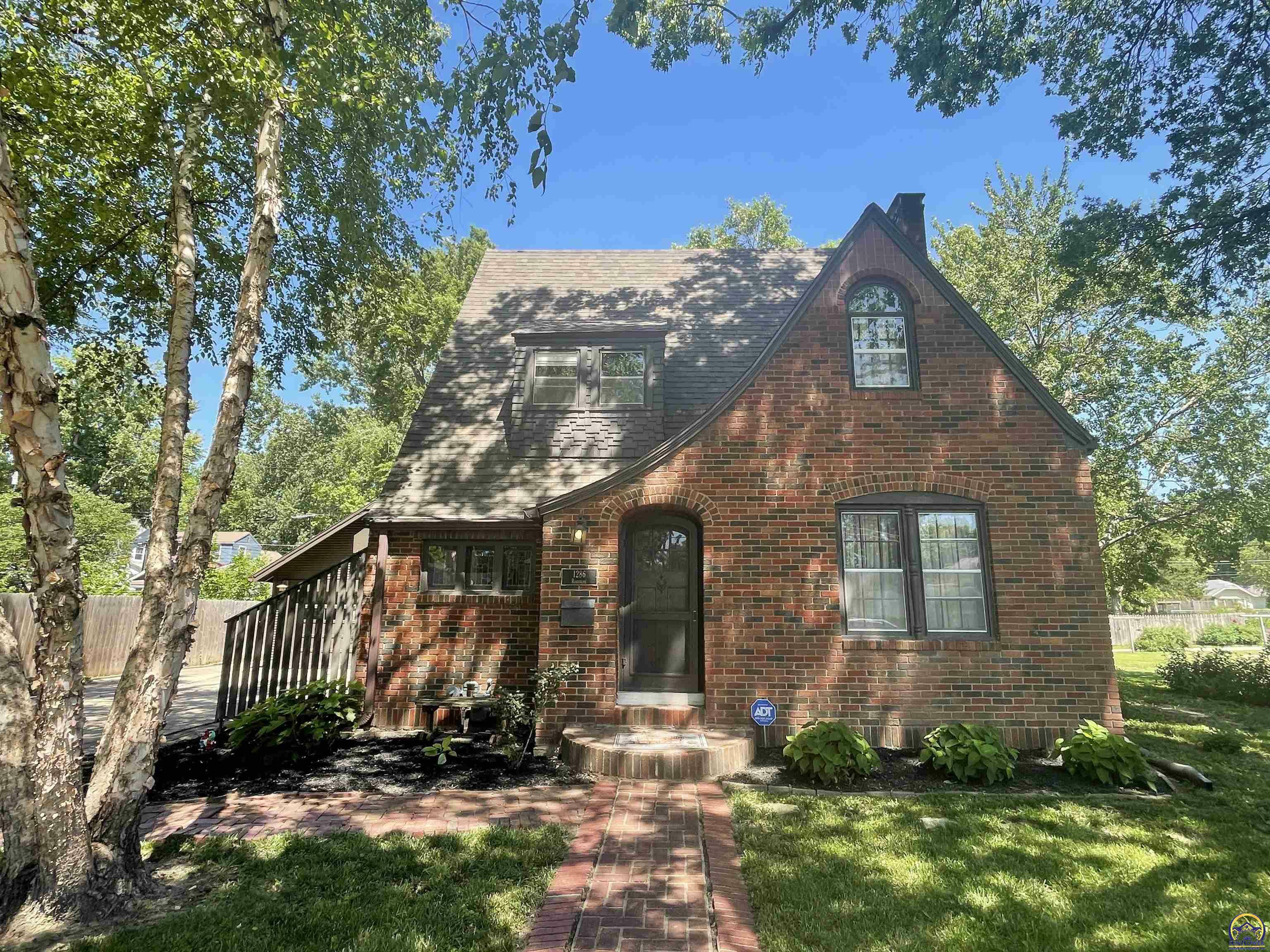 Property Photo:  1286 SW Randolph Ave  KS 66604 