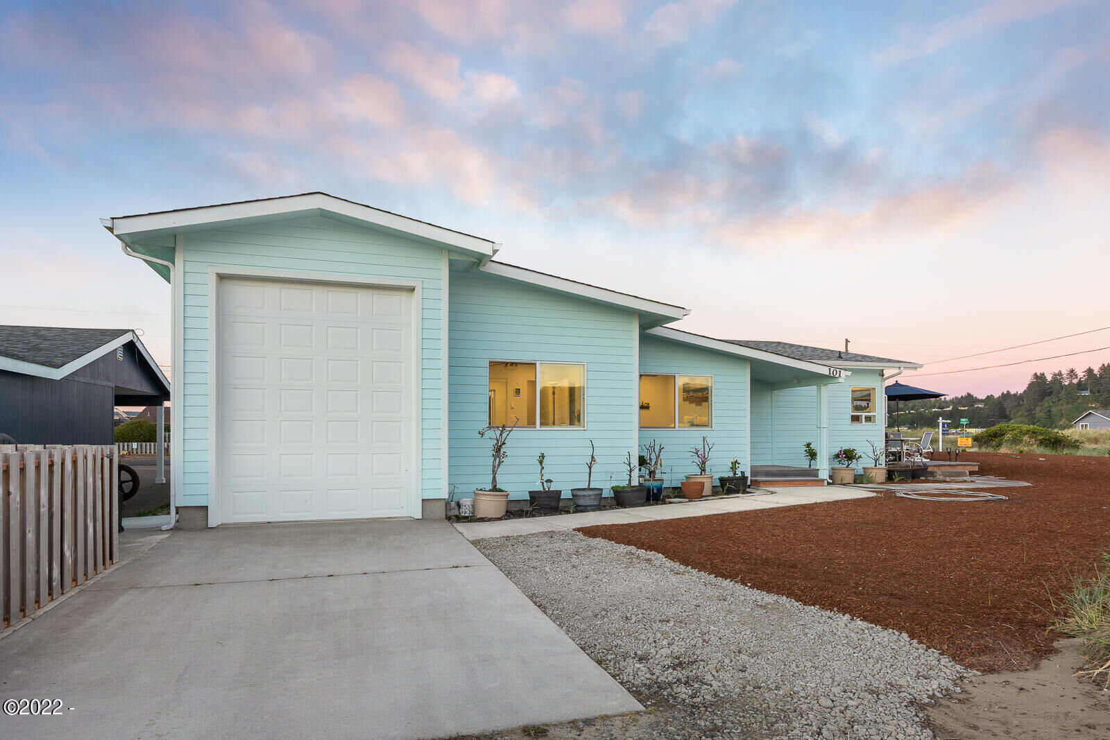 Property Photo: 101 NW Sunset Way OR 97394