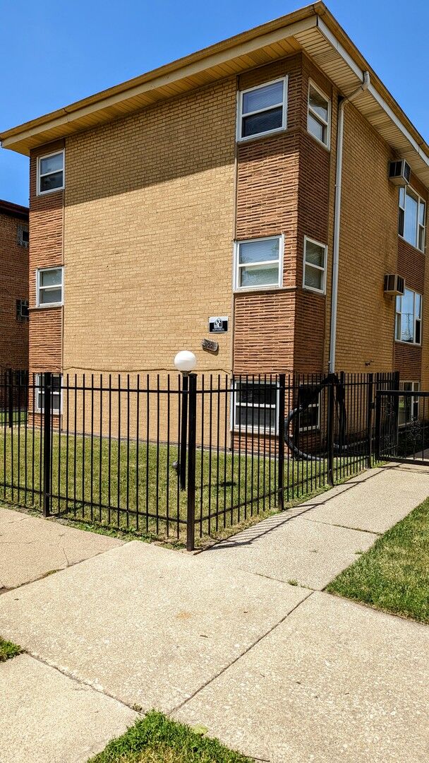 Property Photo:  406 E 109th Street Bs  IL 60628 
