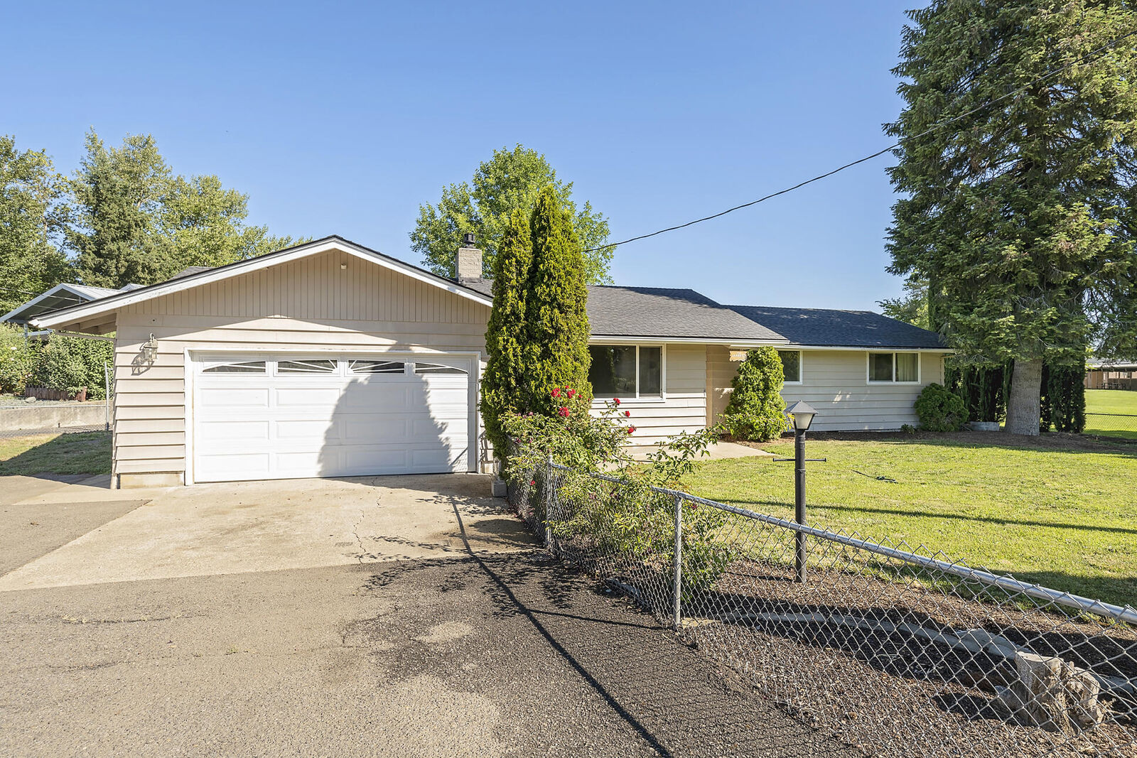 Property Photo:  310 W Pine Street  OR 97502 