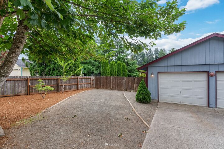 Property Photo:  405 E Farrer Street  WA 98675 