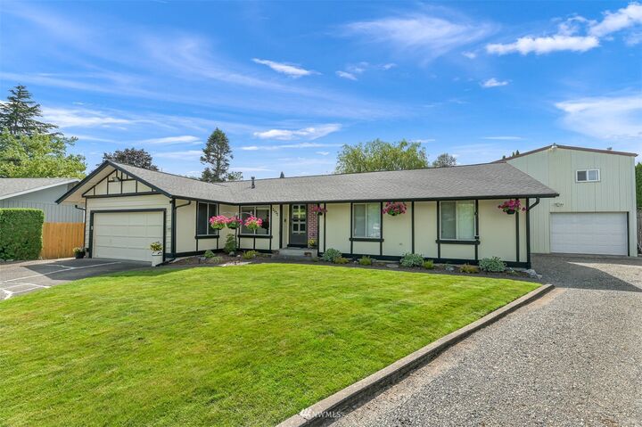 Property Photo:  2032 Tamarac Place  WA 98248 