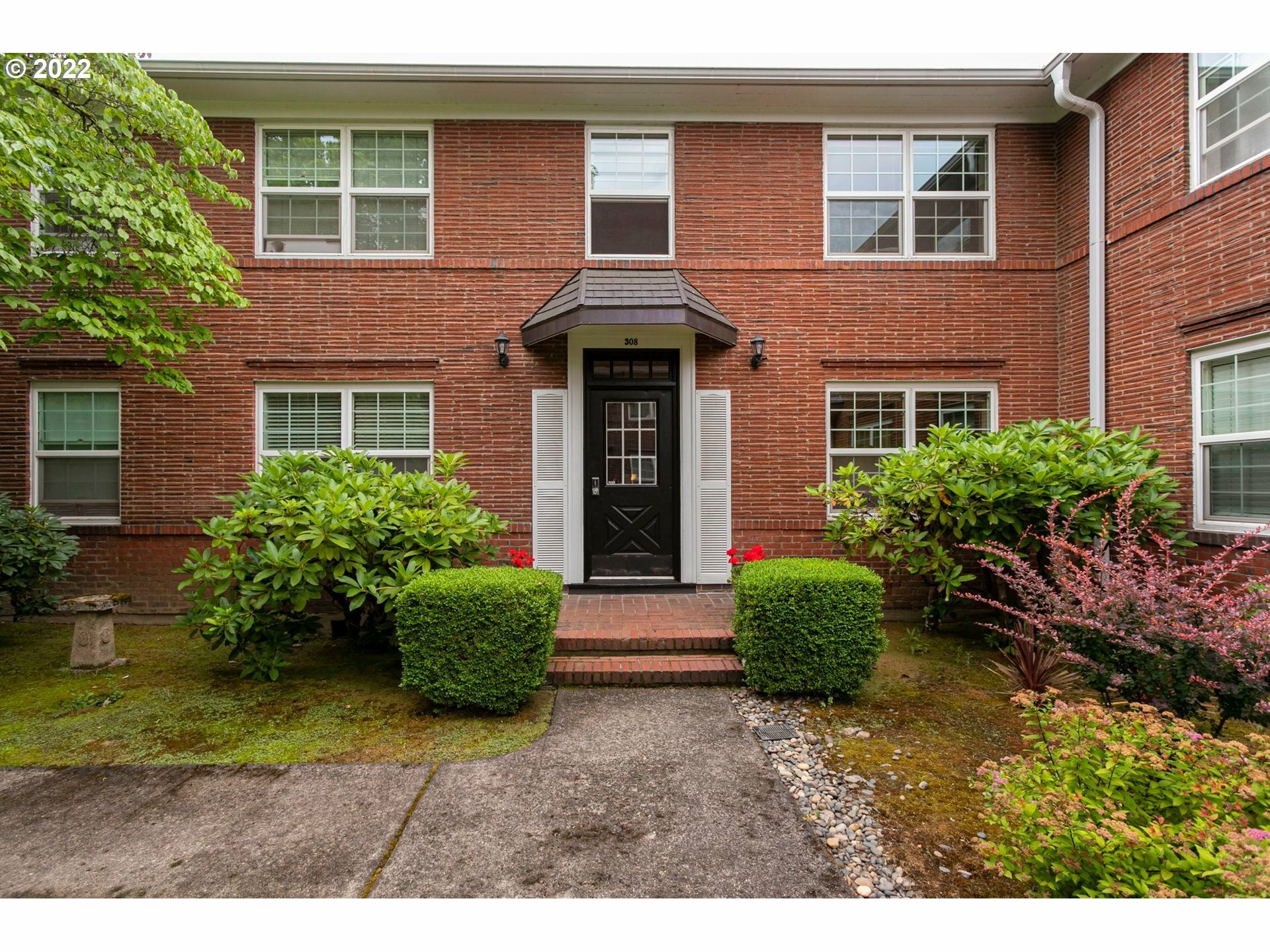 Property Photo: 308 E 12th St C WA 98660