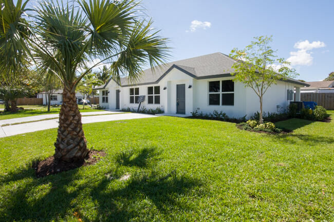 Property Photo:  195 S 4th Street 2  FL 33462 