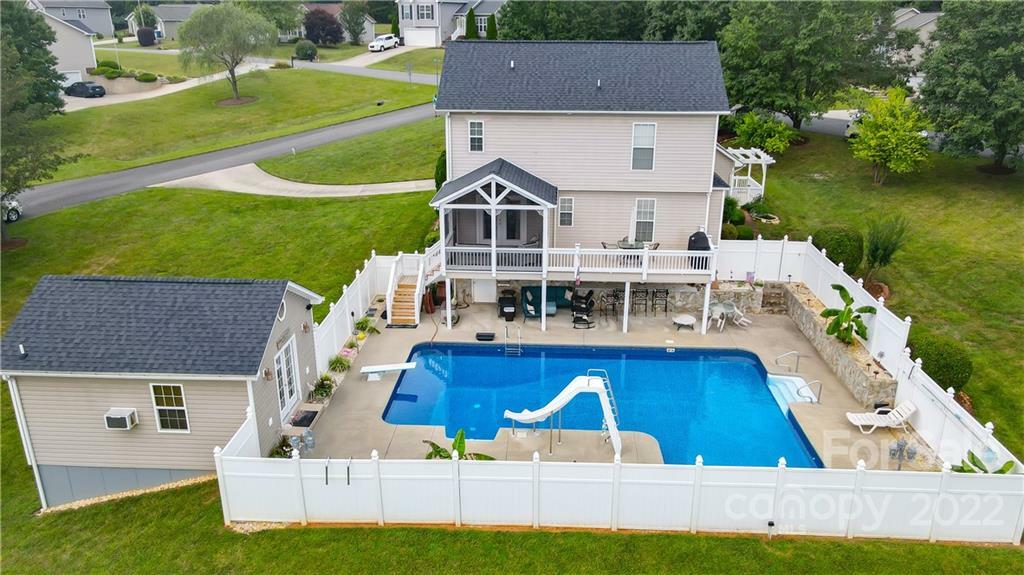 Property Photo: 100 N River Glen Drive NC 28655