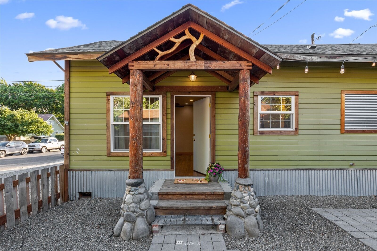 Property Photo:  305 E Washington Avenue  WA 98926 