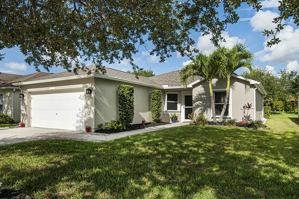 Property Photo:  1121 W 13th Square  FL 32960 