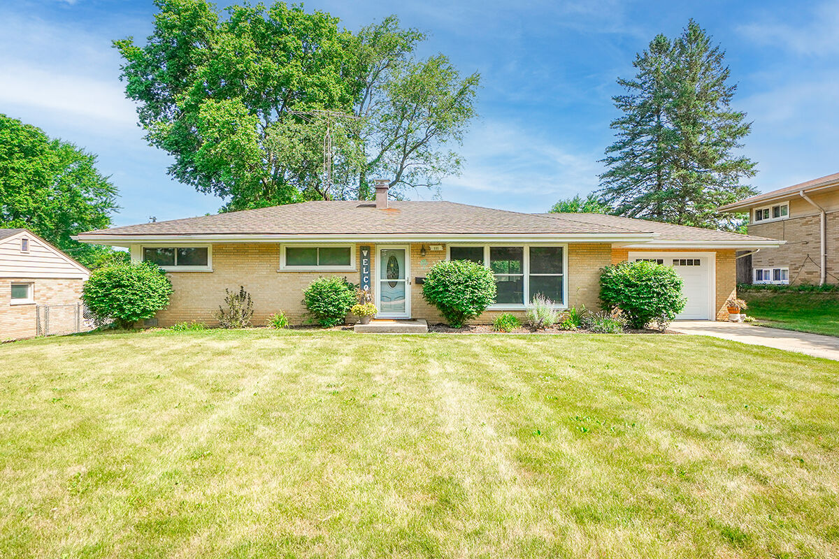 Property Photo:  111 April Lane  IL 60542 