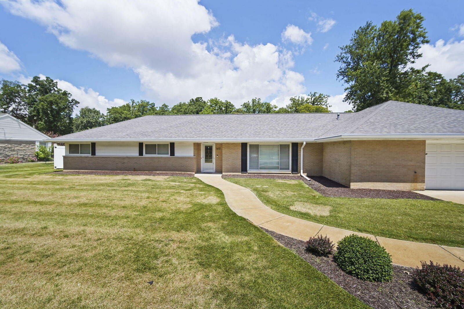 Property Photo: 1610 Shoemaker Drive MI 49203