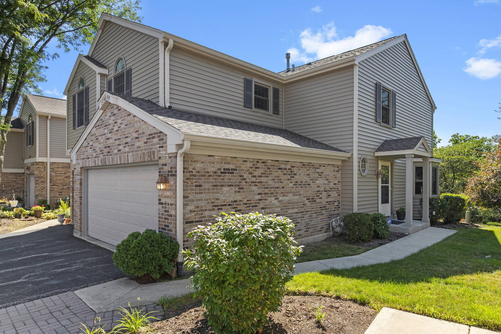 Property Photo: 27W195 Emerson Court IL 60190