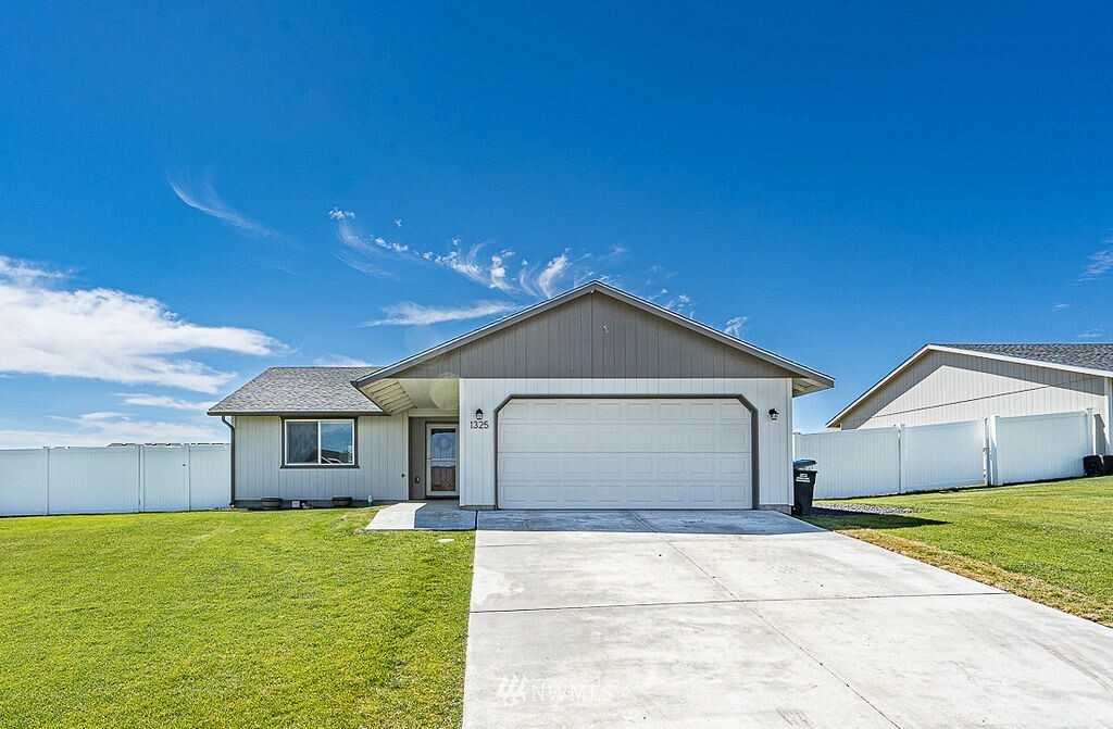 1325 W Electra Street  Moses Lake WA 98837 photo