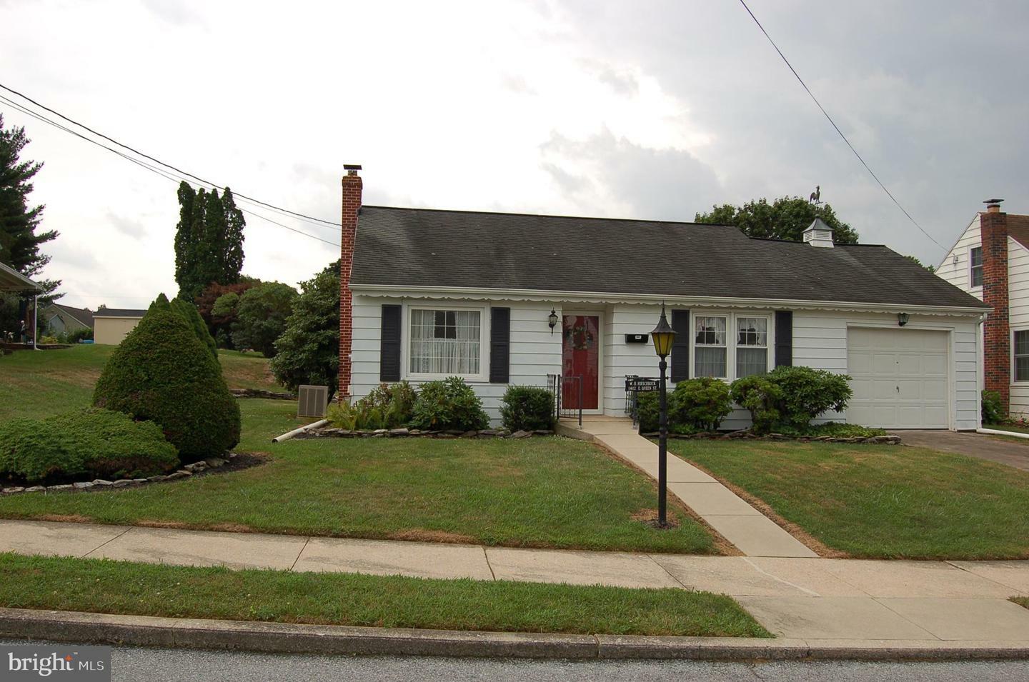 Property Photo: 1412 E Queen Street PA 17003