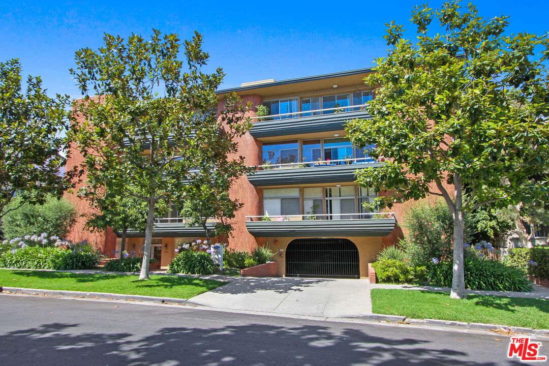 Property Photo: 818 S Gretna Green Way 201 CA 90049