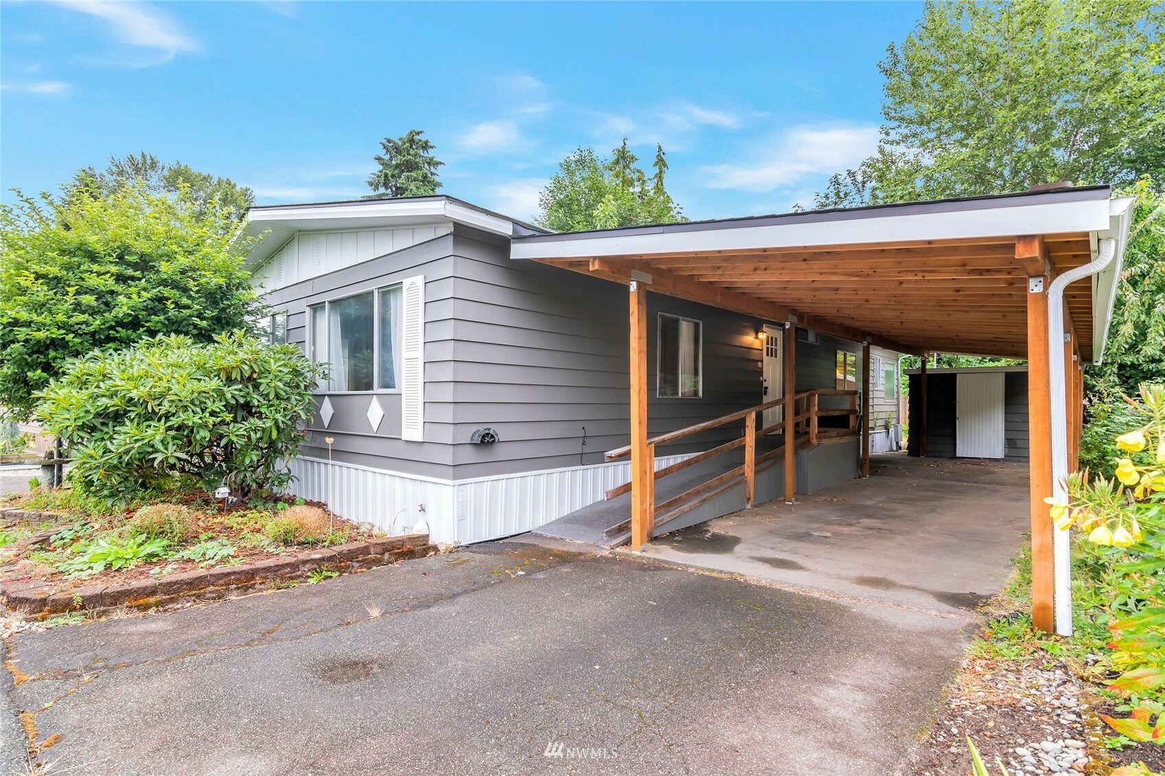 Property Photo:  1121 244th Street SW 22  WA 98021 