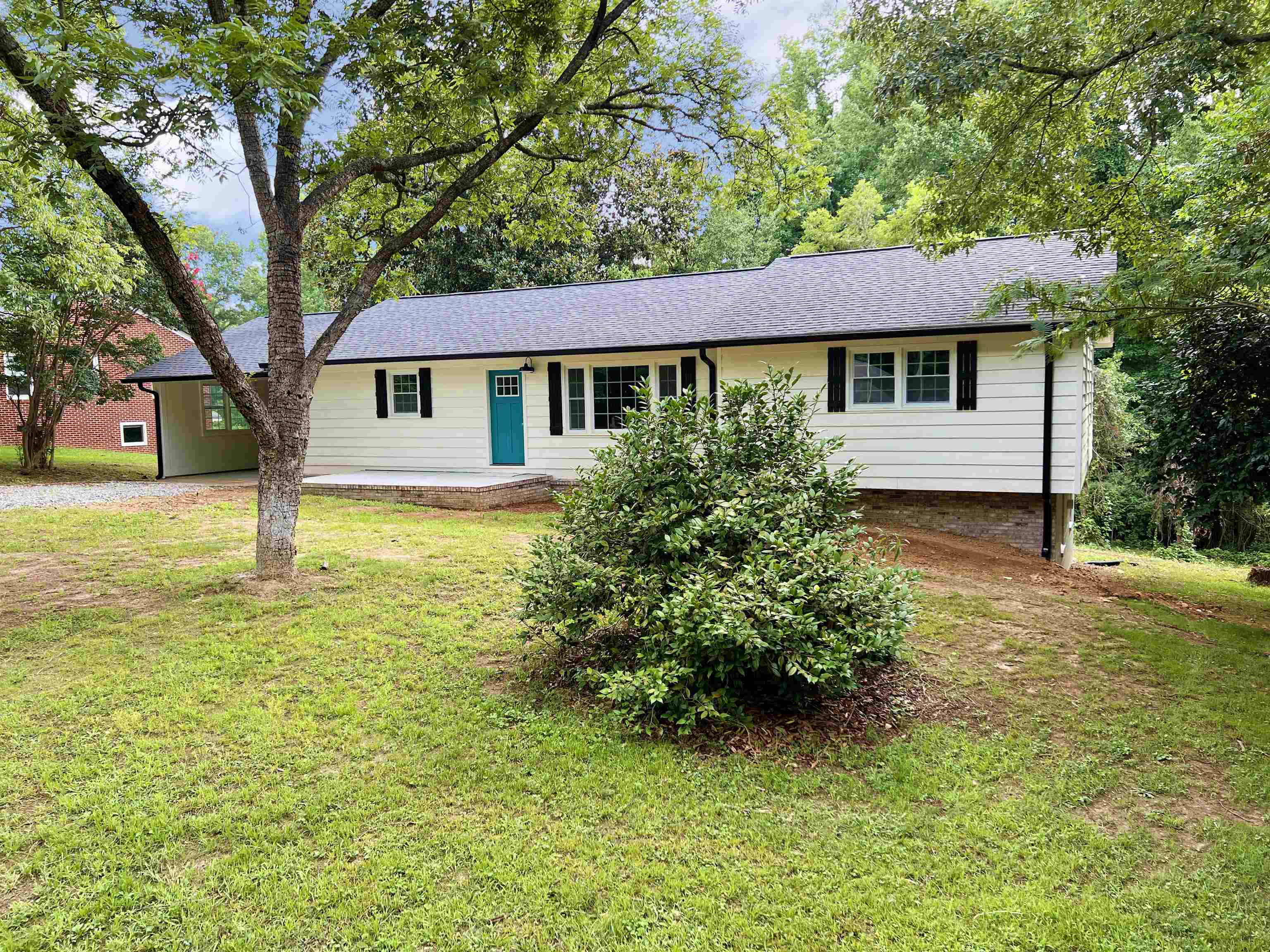 Property Photo: 115 S Poplar Ave SC 29356