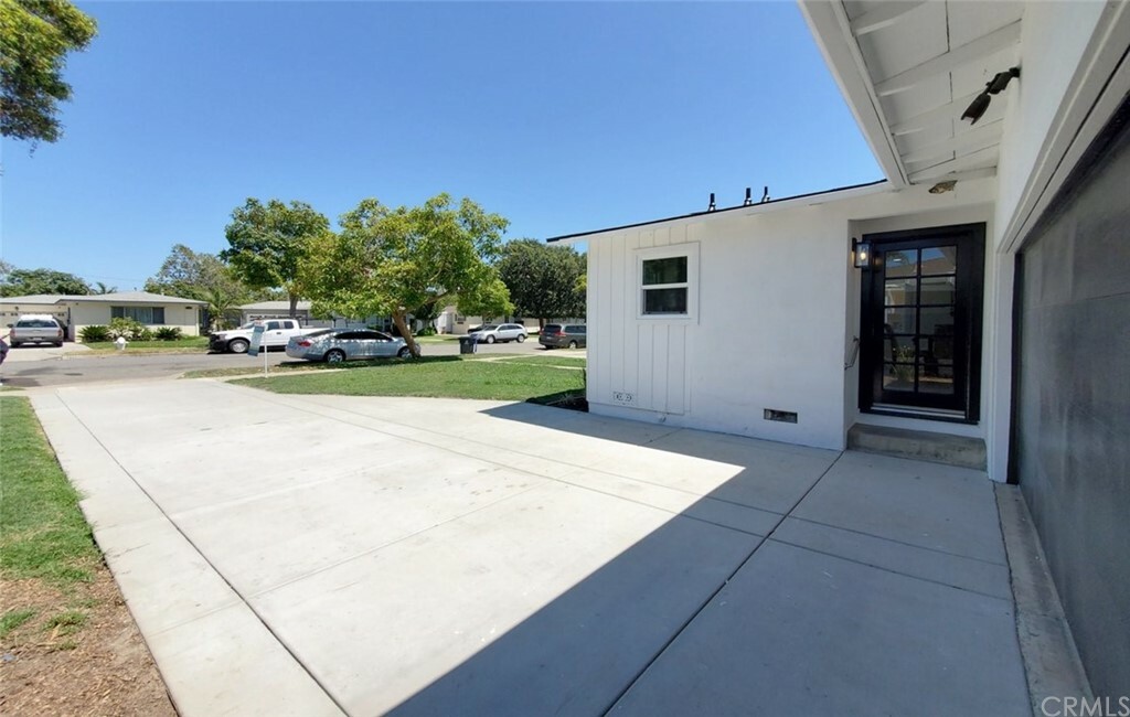 Property Photo:  1326 S Baker Street  CA 92707 