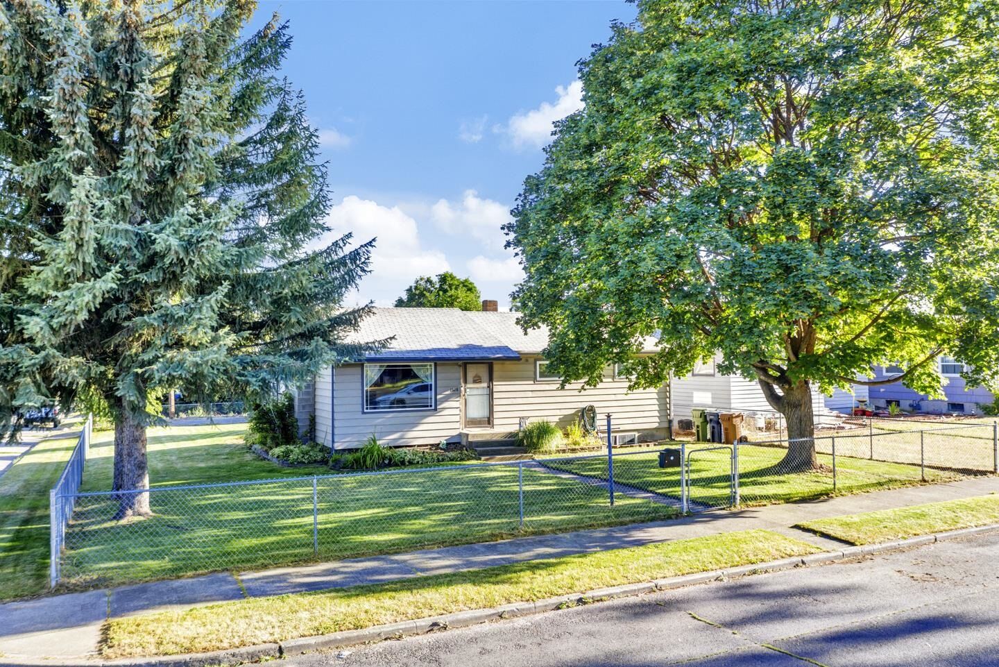 Property Photo: 1528 E Liberty Ave WA 99207