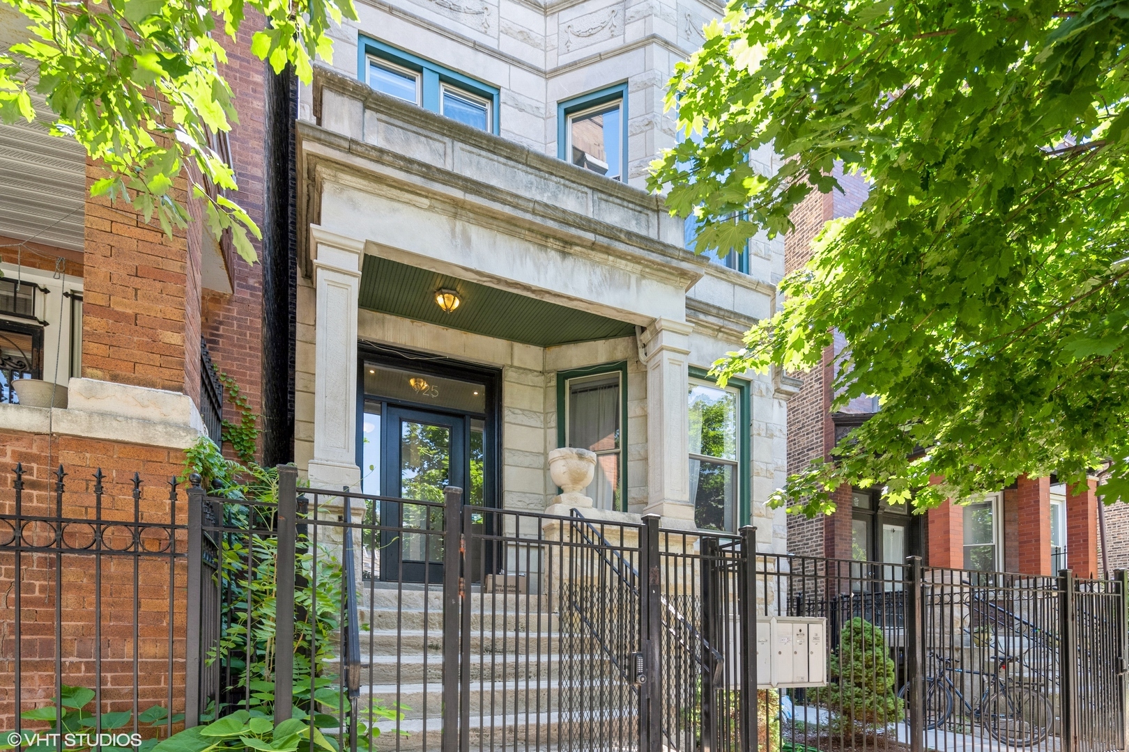 Property Photo: 925 N Mozart Street 3R IL 60622