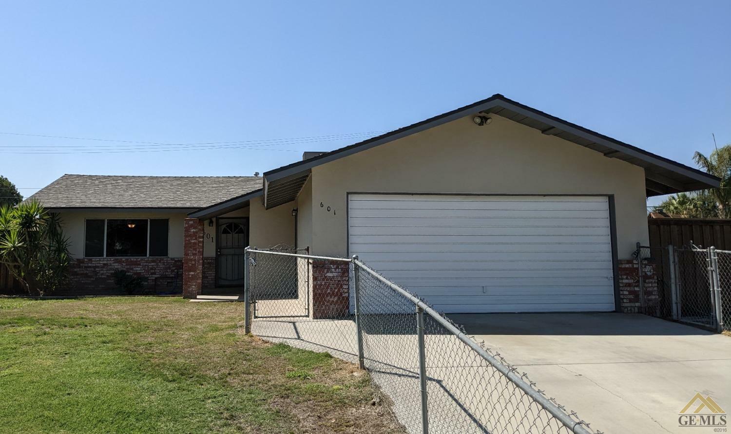 Property Photo:  601 Helen Way  CA 93307 