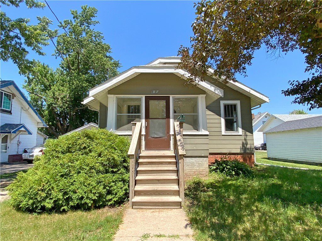 Property Photo:  810 N 3rd Avenue W  IA 50208 