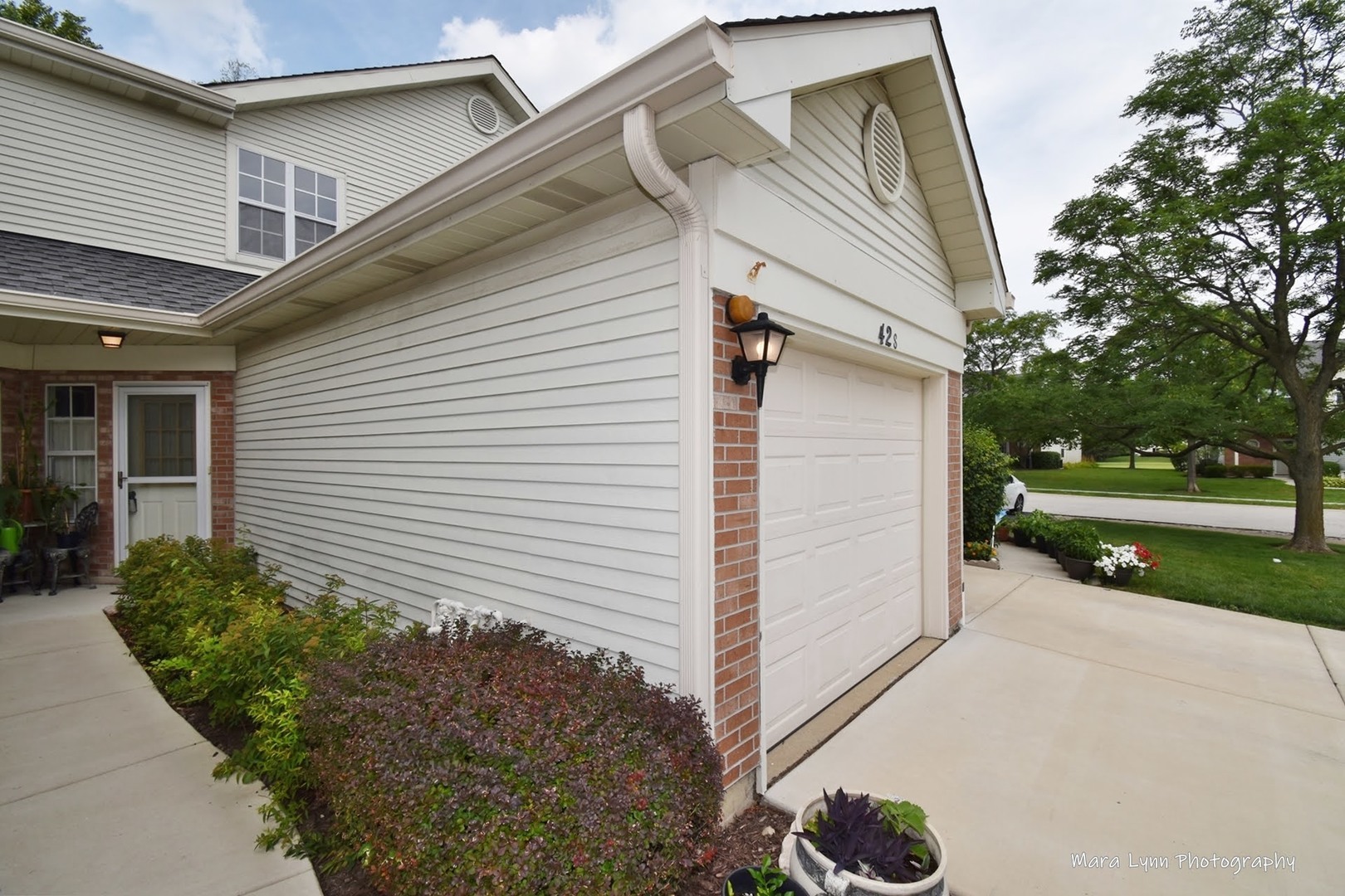 Property Photo: 42 S Golfview Court IL 60139