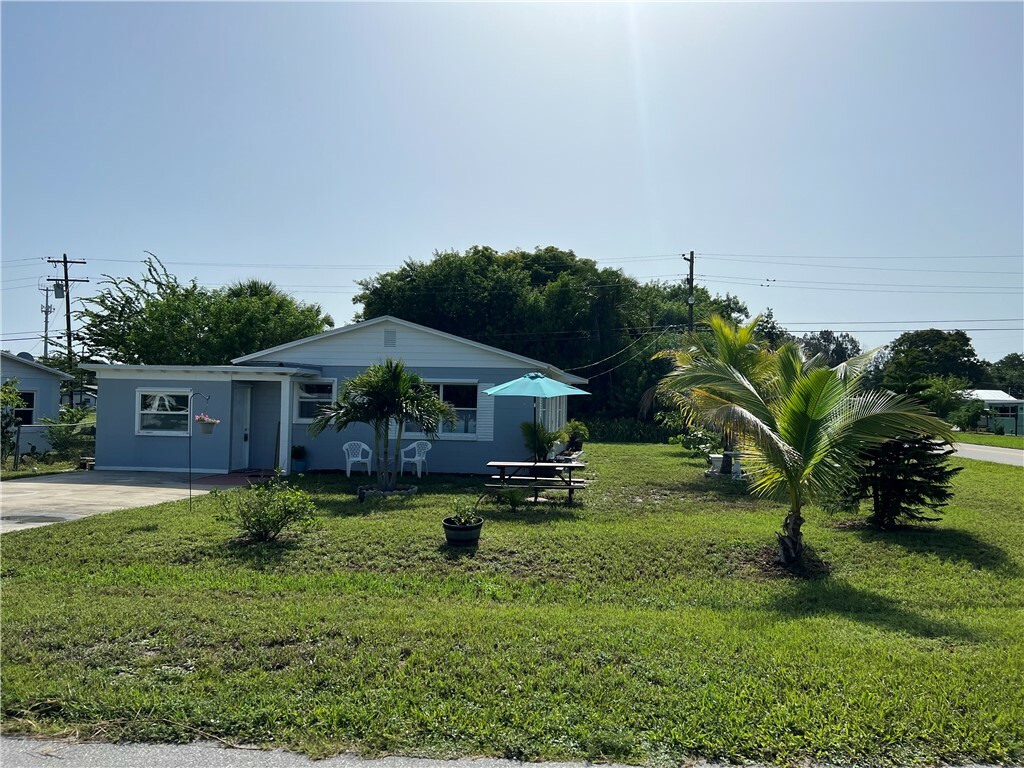 Property Photo:  2358 2nd Court SE  FL 32962 