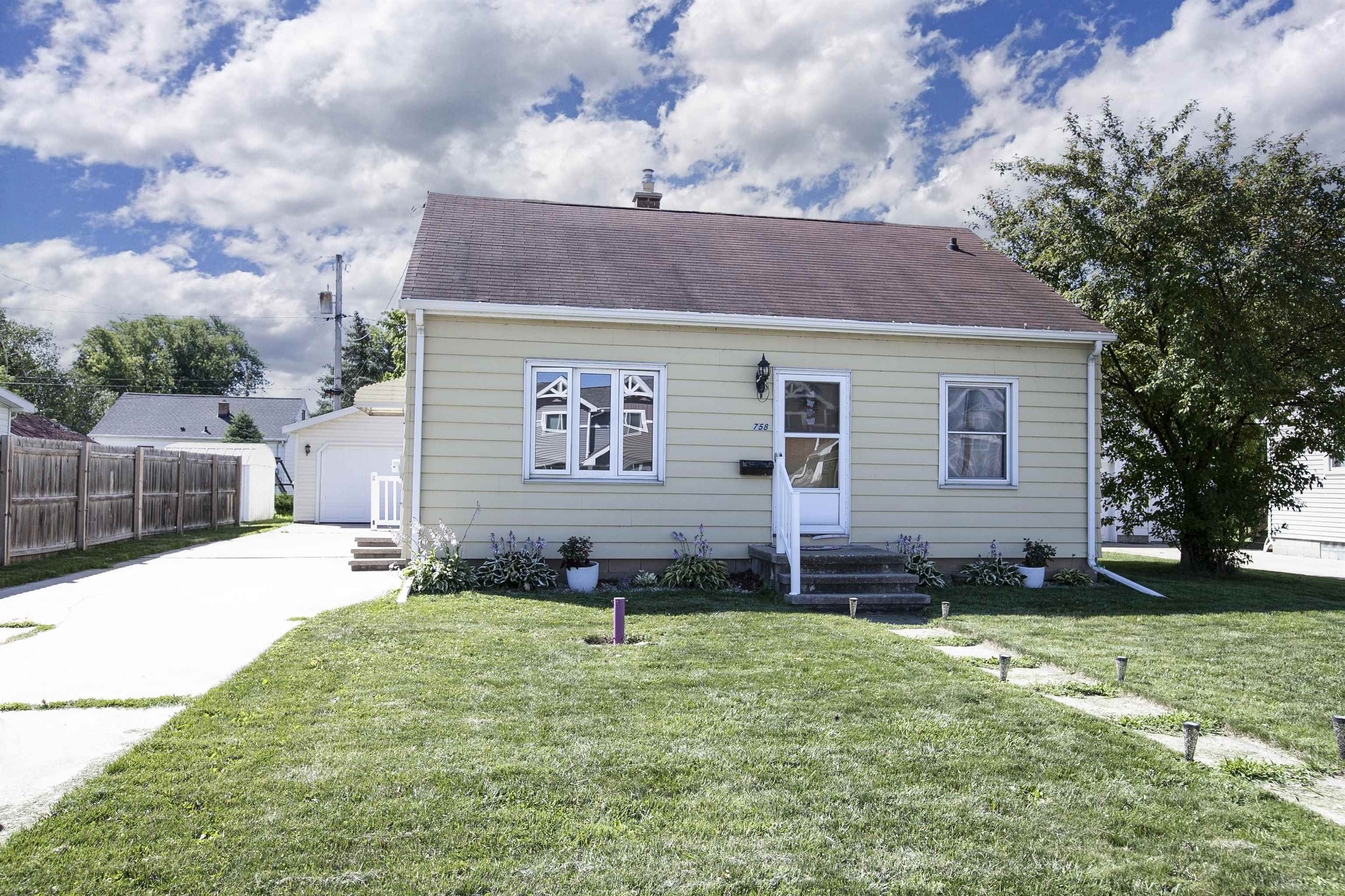 Property Photo:  758 W Winneconne Avenue  WI 54956 