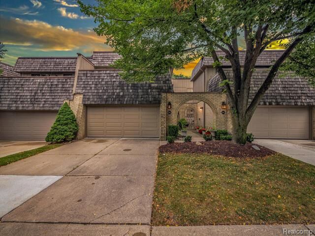 Property Photo:  1251 Oakwood  MI 48307 