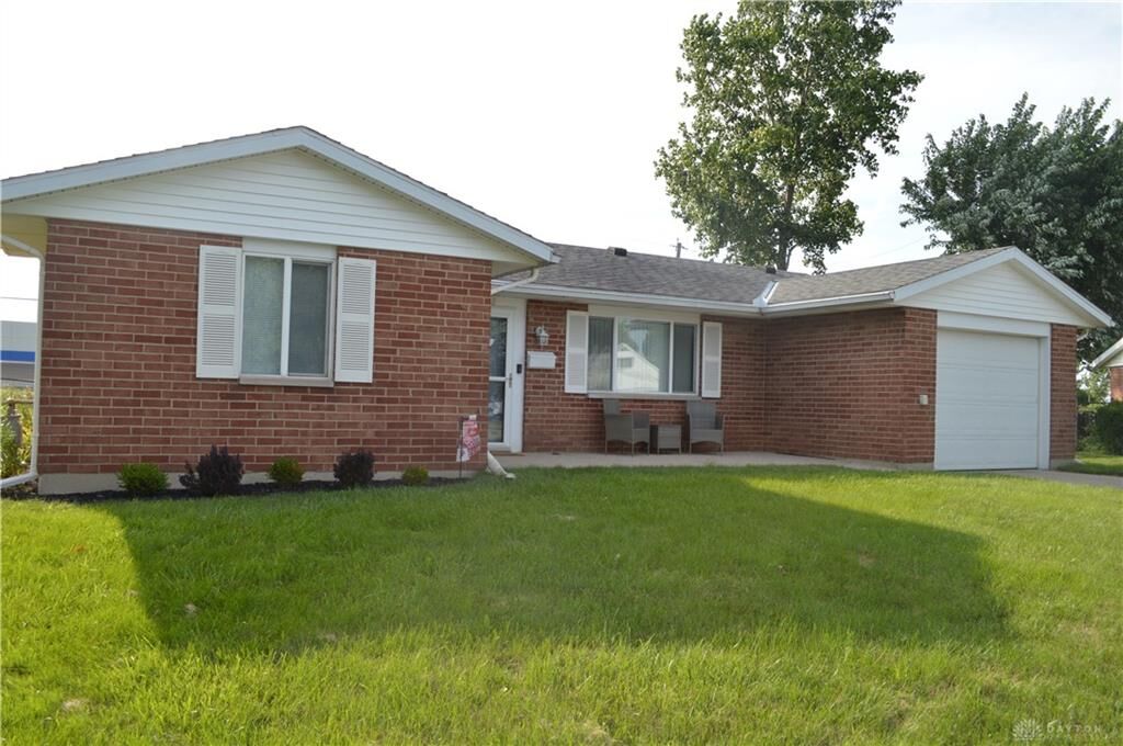 Property Photo: 1628 Holly Place OH 45365