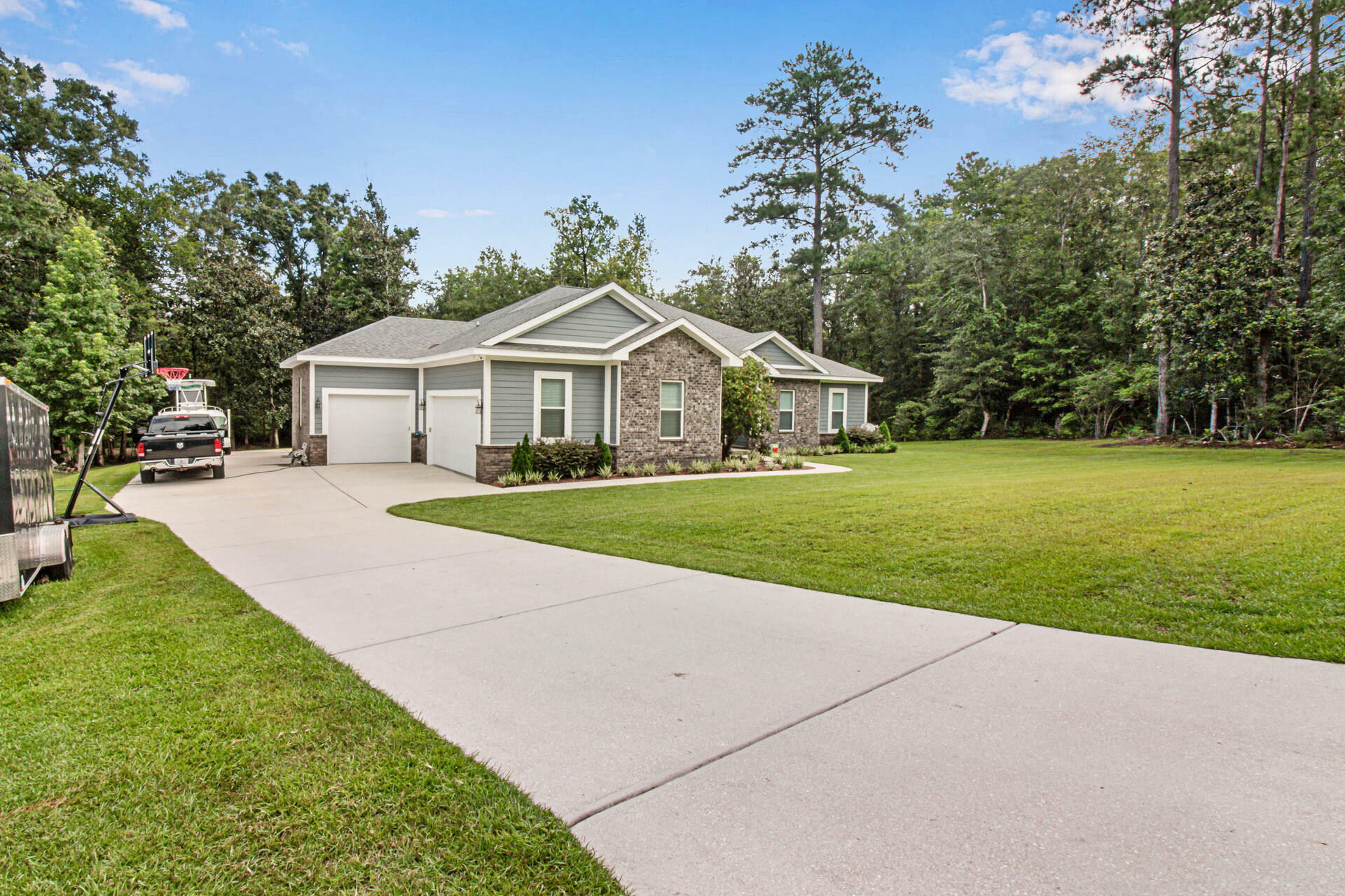 Property Photo: 5561 Algonquin Place FL 32536