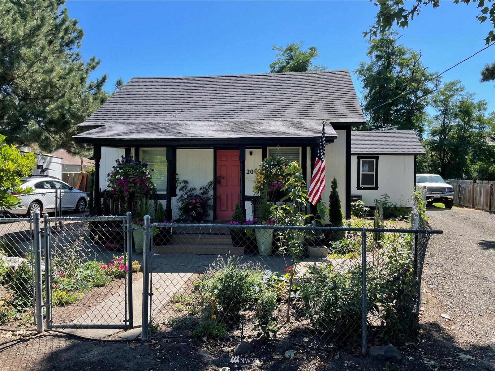 Property Photo: 209 SE Birch Ave WA 99324