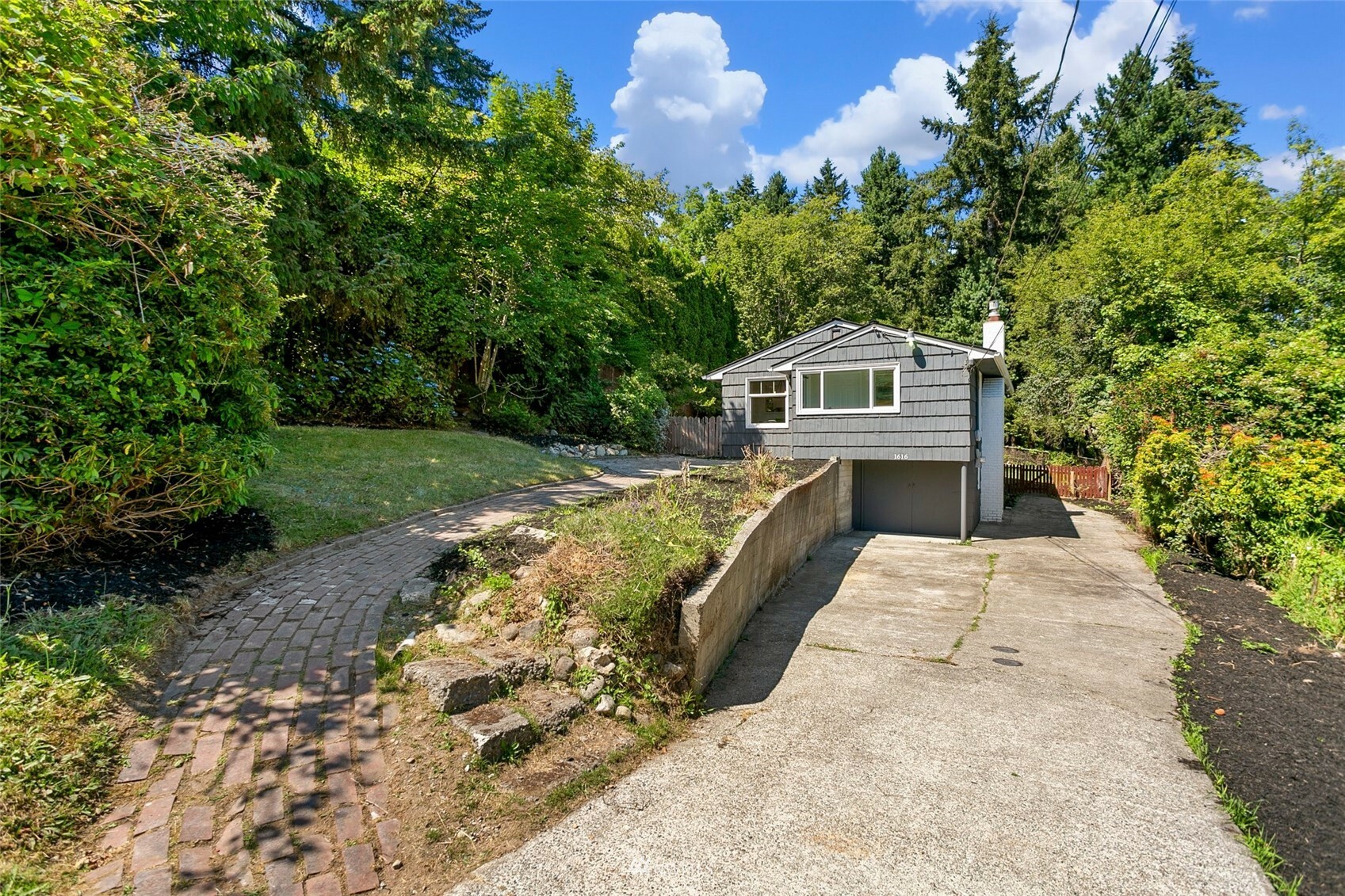 Property Photo:  1616 N 167th Street  WA 98133 