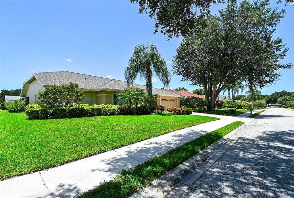 Property Photo:  4630 Meadowview Circle  FL 34233 