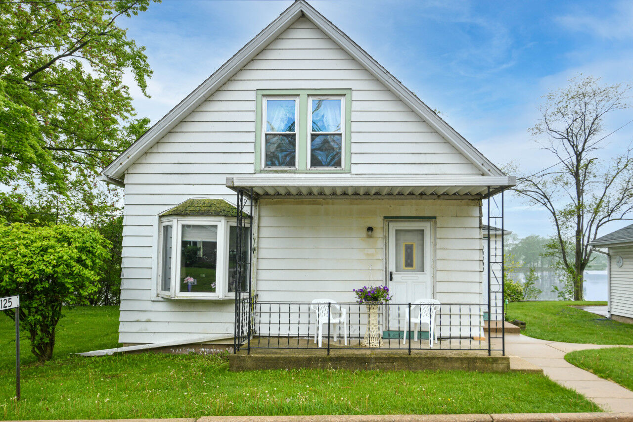 Property Photo:  125 W Grove St  WI 53105 