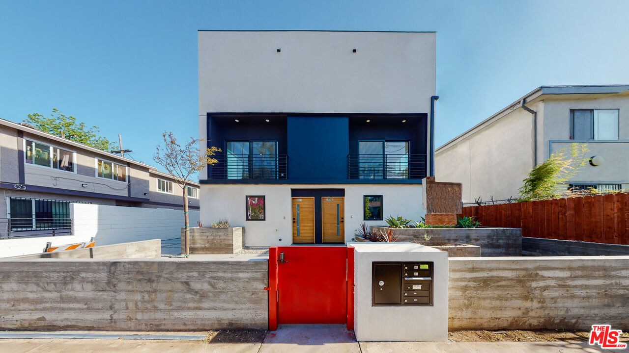 Property Photo:  3820   Mont Clair St  CA 90018