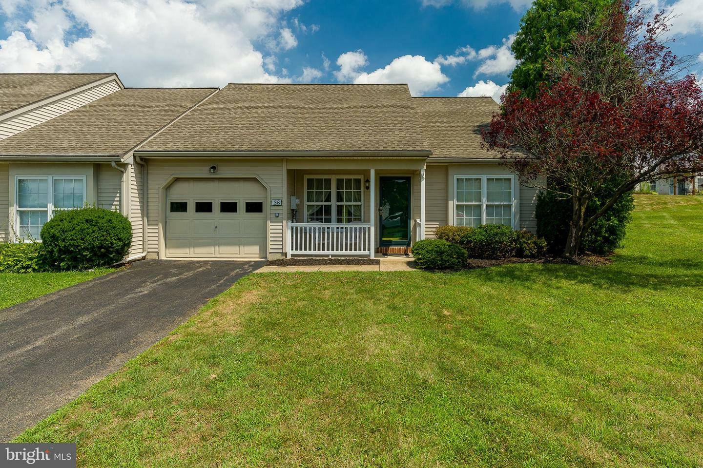 Property Photo:  38 Oakgrove Lane  PA 17551 