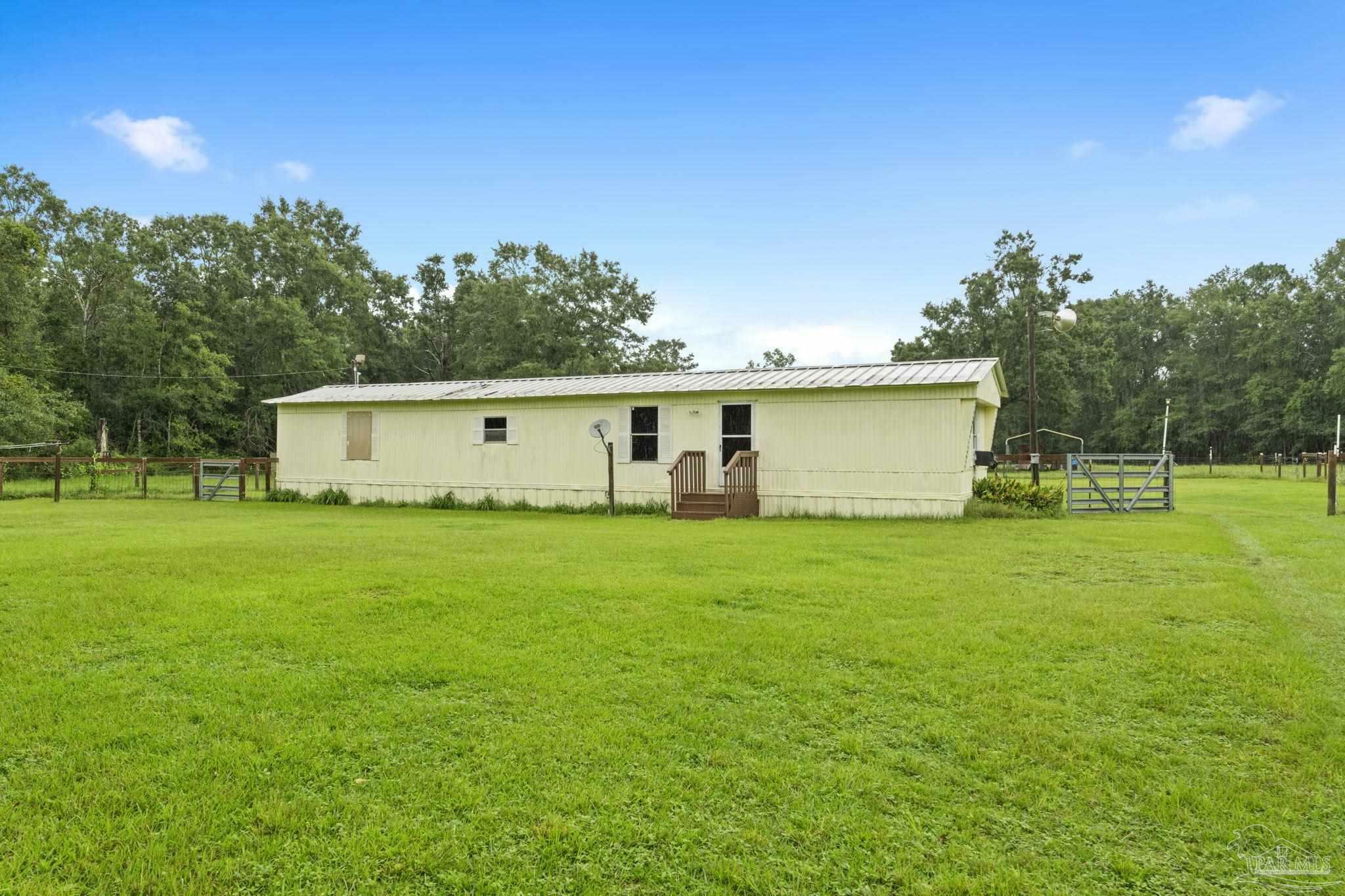 Property Photo: 4101 Rocky Branch Rd FL 32533