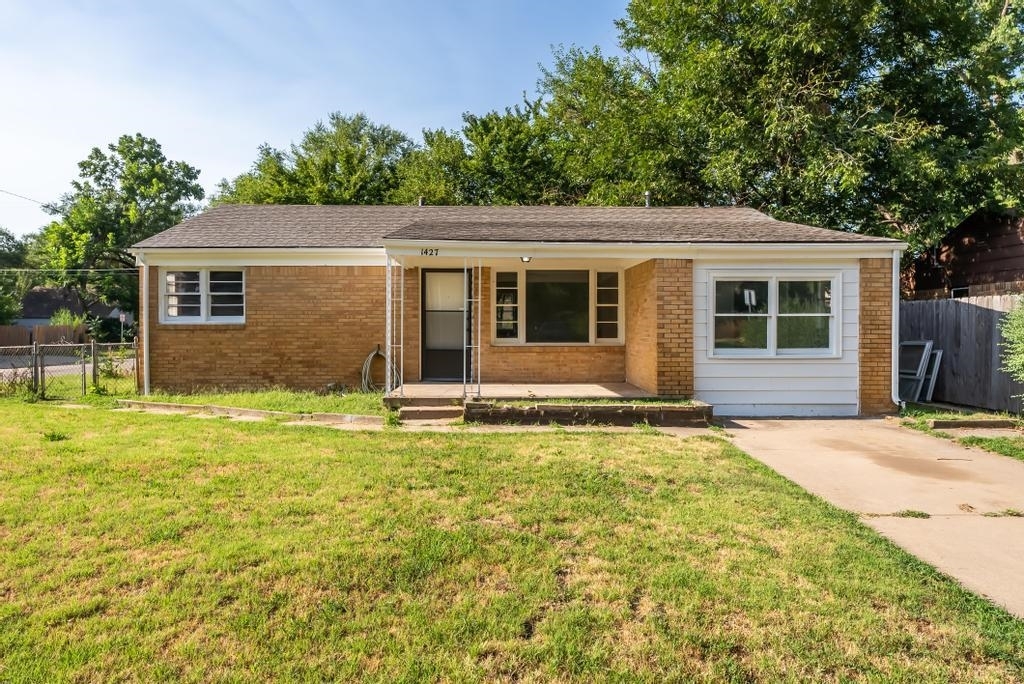 Property Photo:  1427 E Donnell St  KS 67216 