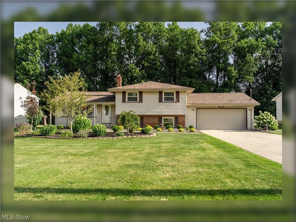 Property Photo:  410 Earl Drive NW  OH 44483 