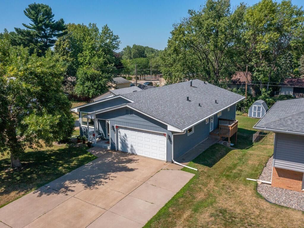 Property Photo:  815 50 1/2 Avenue NE  MN 55421 