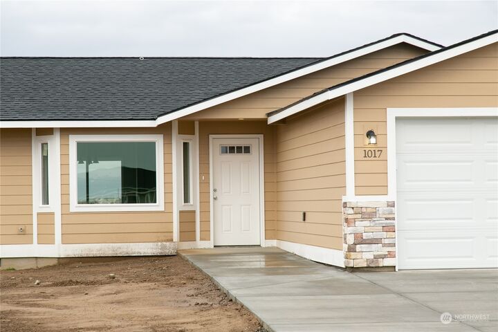 Property Photo:  1017 E Cascade Street  WA 99344 