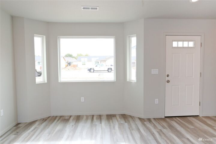 Property Photo:  847 E Cascade Street  WA 99344 