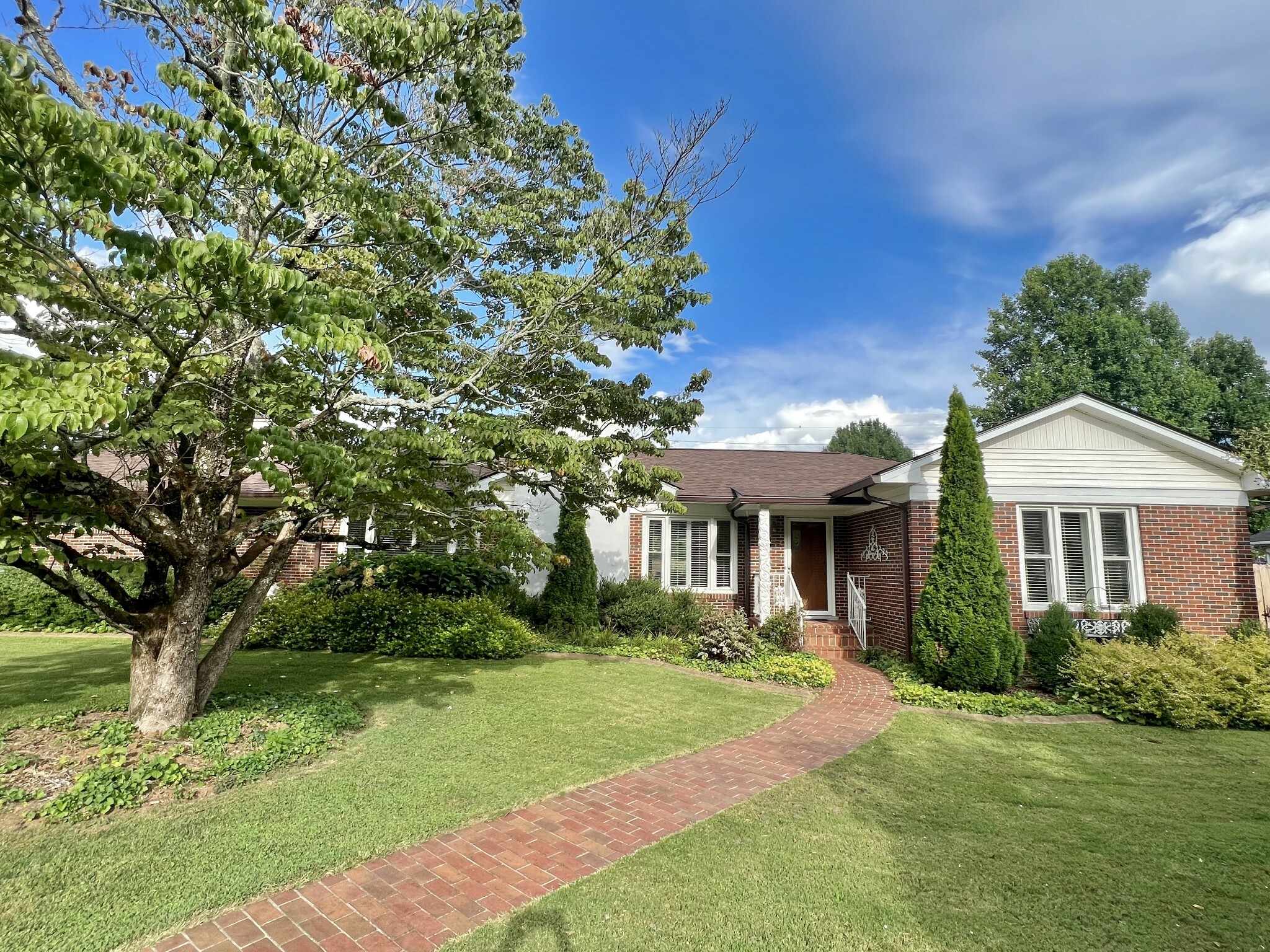 Property Photo:  208 Admiral Cir W  TN 38464 