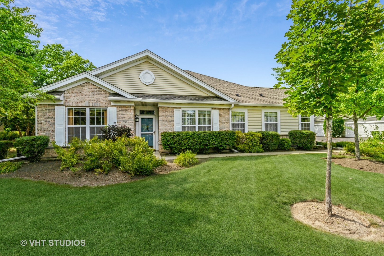 Property Photo: 49 Ashbrook Court 49 IL 60030
