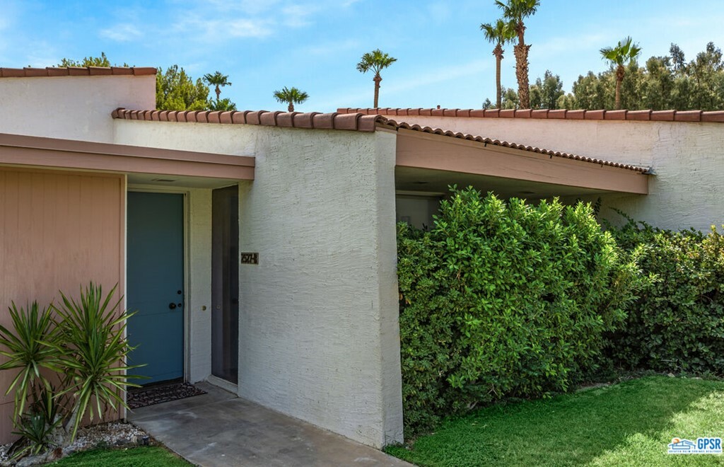 Property Photo:  2527 N Whitewater Club Drive B  CA 92262 