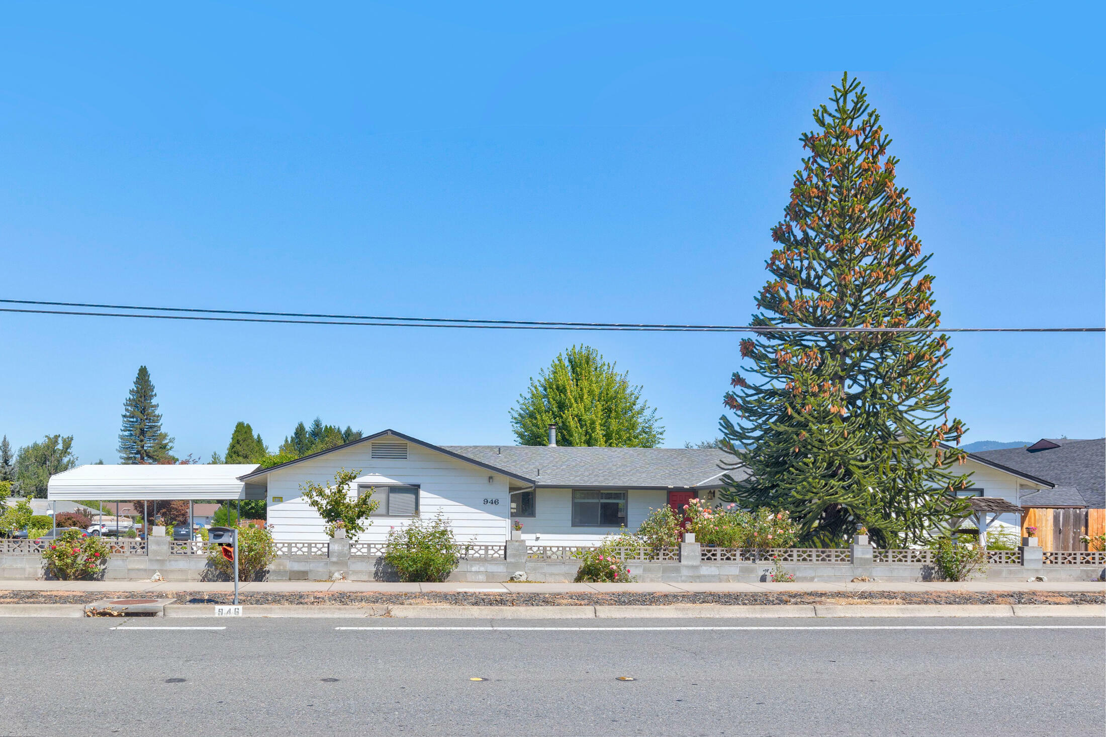 Property Photo:  946 W West Harbeck Road  OR 97527 