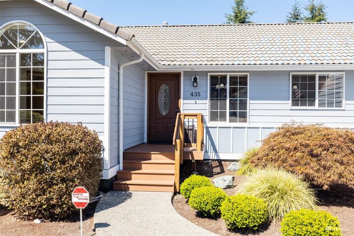Property Photo: 435 Rose Court WA 98273